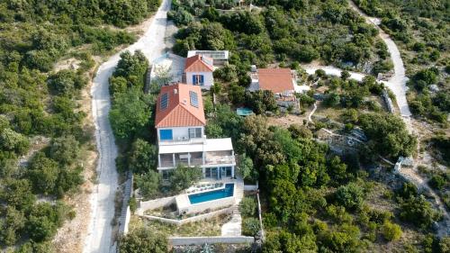 - une vue aérienne sur une maison avec une piscine dans l'établissement VillaBlu.EU, à Vinišće