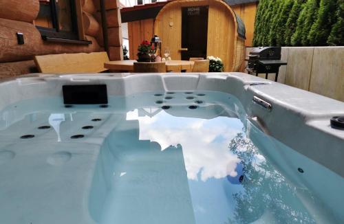 een zwembad met water en een laptop erop bij DAS Chalet mit Schlossblick in Wernigerode in Wernigerode