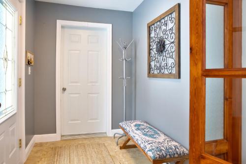Gambar di galeri bagi Le 5 Owl - Tranquil Haven near the Charming Village of Knowlton - Sleeps 12 - Whole House & 2 Acres with Pond, Bridge, Grounds, and Woods di Lac-Brome