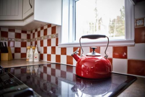 Dapur atau dapur kecil di Le 5 Owl - Tranquil Haven near the Charming Village of Knowlton - Sleeps 12 - Whole House & 2 Acres with Pond, Bridge, Grounds, and Woods
