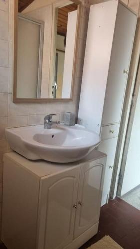 une salle de bain avec un lavabo et un miroir dans l'établissement Appartement familial région PACA, au Muy