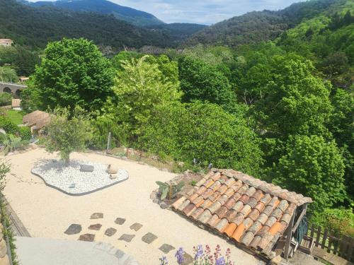 an overhead view of a backyard with a house and trees at Chambres d'hôtes La Storya in Meyras