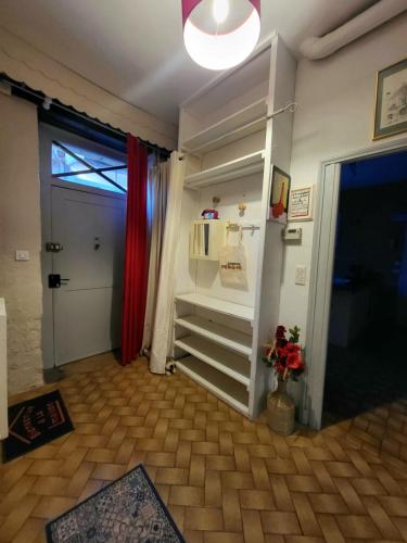 une chambre avec une porte et une chambre avec un placard dans l'établissement Gite de la Marquise, Maison périgourdine de charme, en pierre, à 2min à pieds de la cité médiévale de Sarlat, à Sarlat-la-Canéda