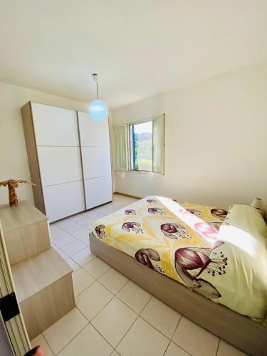 a bedroom with a large bed and a window at Casetta Oasi Campo ai Peri in Casa Marchetti