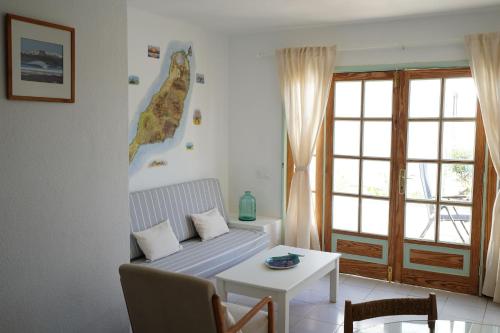 Posezení v ubytování El Caleton Garden Apartment