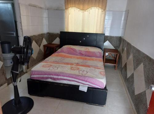 1 dormitorio pequeño con 1 cama en una habitación en PLAYA ARCO IRIS, en Cabo de la Vela