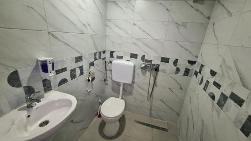 Phòng tắm tại Bungalovi Lana