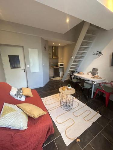 - un salon avec un canapé rouge et un escalier dans l'établissement Le forum n2 Arles Centre, à Arles