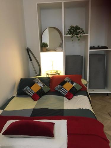 un lit avec des oreillers dessus dans une chambre dans l'établissement Appartement paris Tour Eiffel, à Paris