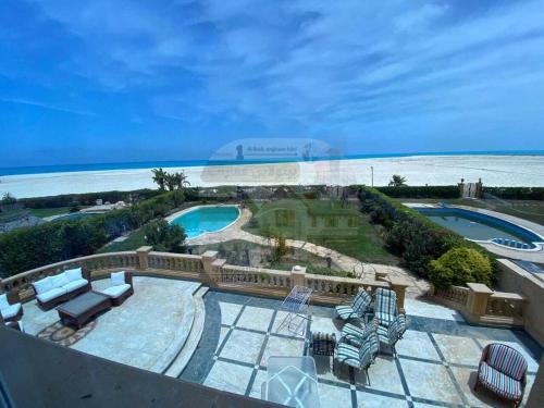 una vista aérea de un complejo con piscina en Villa with a charming view, sea view, Marina en El Alamein