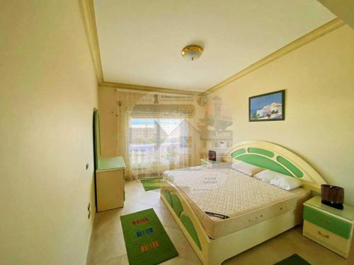 1 dormitorio pequeño con 1 cama en una habitación en Villa with a charming view, sea view, Marina, en El Alamein