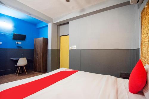 una camera con letto, scrivania e TV di OYO ARV Hotels a Calcutta