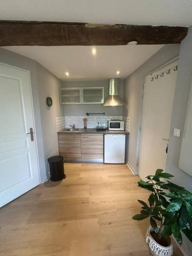 Cette chambre dispose d'une cuisine et de parquet. dans l'établissement Le Forum n3 Arles Centre, à Arles