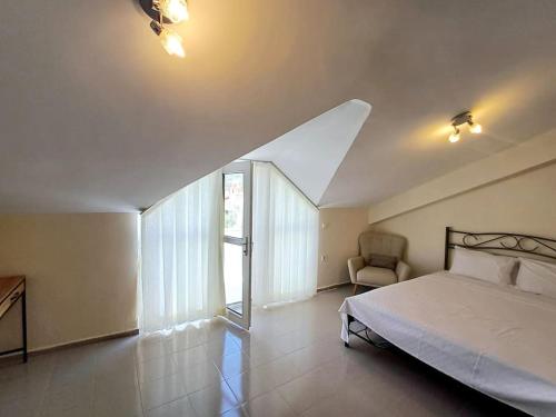 una camera da letto con un letto e una sedia di Villa Limon Marmaris'de Özel Havuzlu Villa a Marmaris