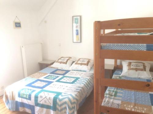 une chambre avec un lit et un lit superposé dans l'établissement Vacances mer au CROISIC, au Croisic