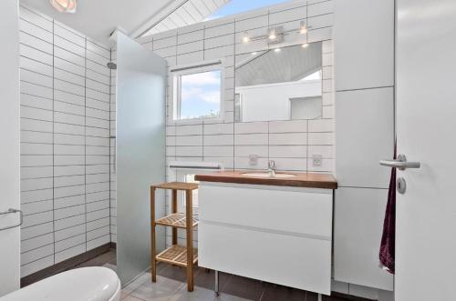 a white bathroom with a sink and a toilet at Panorama udsigt in Kolding