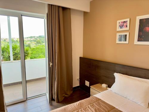 DONNA MELA apartments في بارشلونا-بوتسو دي غوتو: غرفة نوم بها سرير ونافذة كبيرة