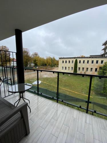 - un balcon avec vue sur un bâtiment dans l'établissement Natura Resort "Bałtycki Sen", à Jastrzębia Góra