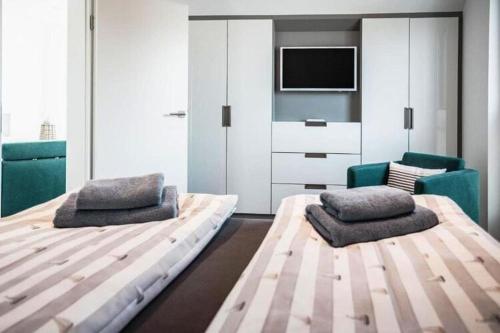 ein Schlafzimmer mit einem großen Bett mit zwei Kissen in der Unterkunft Ferienhaus am Yachthafen in Peenemünde in Peenemünde