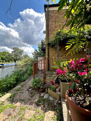 Amazing Location - City of London- 2 Bedroom Stunning Canal View House With Private Garden,Parking & Balcony photo 63