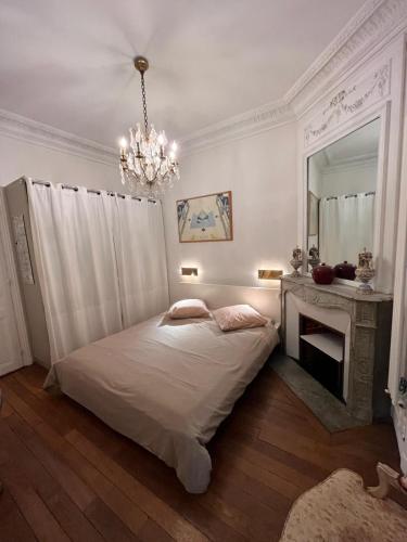 Grande chambre privée sur jardin arboré
