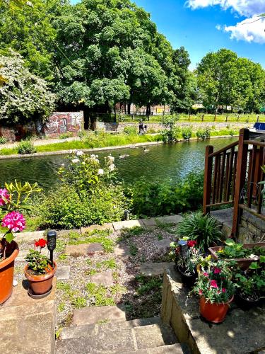 Amazing Location - City of London- 2 Bedroom Stunning Canal View House With Private Garden,Parking & Balcony photo 65