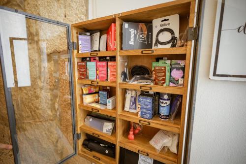 Una estantería con productos en un baño. en Birds Apartments, en Oporto
