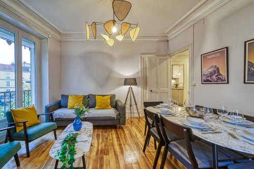 un salon avec une table et un canapé dans l'établissement La Grande Suite Championnet - Calme & Confort, à Grenoble