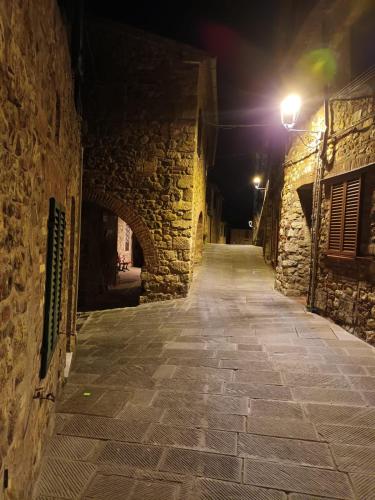 an empty alley at night with a street light at La casa di Dino ,pari in Pari
