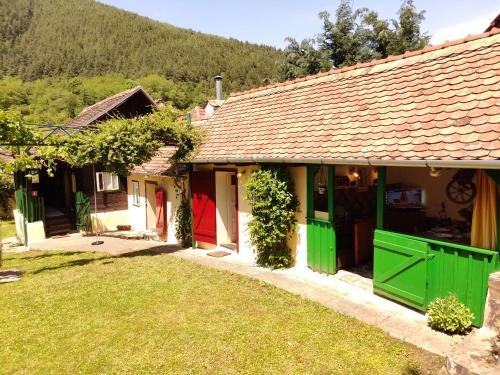 Nespecifikovaný výhled na hory nebo výhled na hory při pohledu z prázdninového domu