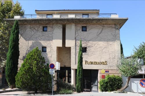 un bâtiment avec un panneau qui lit des romanciers dans l'établissement HRI Les Floridianes, à Aix-en-Provence