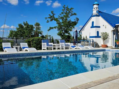 La alberca dentro o cerca de Vila Santorini Nacionalni Park Fruška Gora