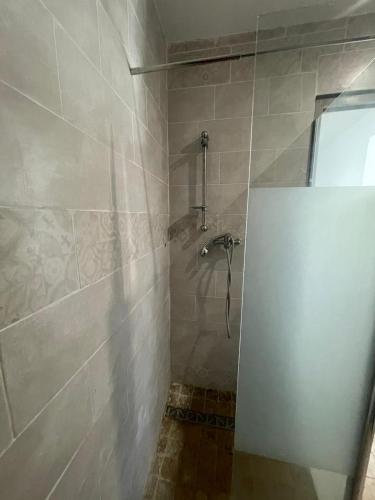 a bathroom with a shower with a shower at Villa Rustic in Coulours