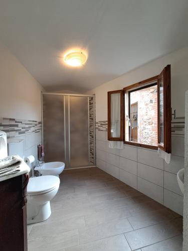 Ett badrum på La casa di Dino Pari,Civitella Paganico Petriolo