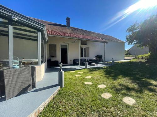 a house with a yard with a patio and a yard at Villa Rustic in Coulours