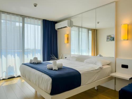 Orbi City apartment with sea view في باتومي: غرفة نوم بسرير كبير مع مرآة كبيرة