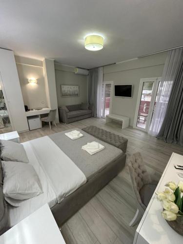 Posteľ alebo postele v izbe v ubytovaní Krioneri Suites Parga
