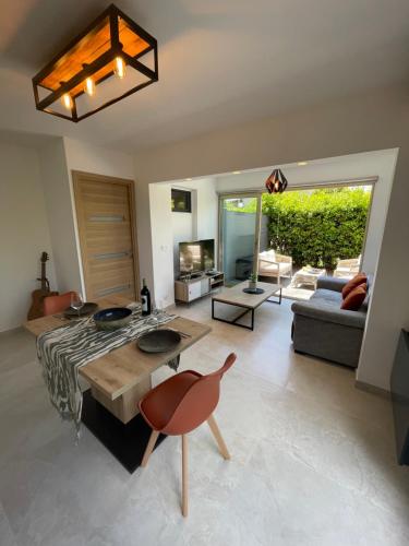 un salon avec une table et un canapé dans l'établissement Bali vibes piscine tennis wifi AC Clim, à Antibes