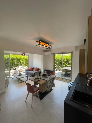 Magnifique 2 pièces design, moderne, calme, proche plage, résidence avec piscine, tennis, wifi et place de parking privée