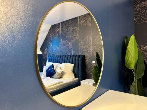 um espelho numa parede com um sofá num quarto em Very Central, 5 min to city center, Self Check In em Viena