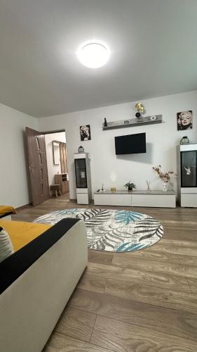 uma sala de estar com uma cama e uma televisão de ecrã plano em Apartament BD 54 em Roman