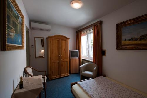 una camera d'albergo con letto e finestra di Hotel Dischma - FREE BUS AND TRAIN TICKET a Lugano