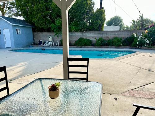 Chill Hostel في لوس أنجلوس: طاولة زجاجية عليها خزاف
