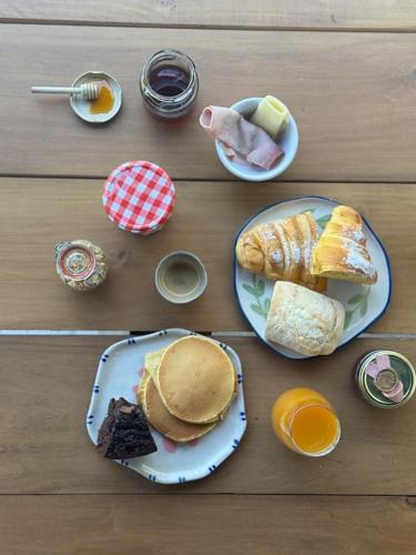 ein Tisch mit Tellern voller Frühstücksspeisen darauf in der Unterkunft Streliciahouse in Braga