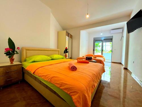 En eller flere senge i et værelse på Mala Plaza Apartments - NEW