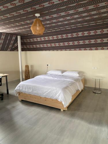 a bedroom with a bed with a wooden frame at ليالي الخالدية سدو مع دخول ذاتي in Riyadh