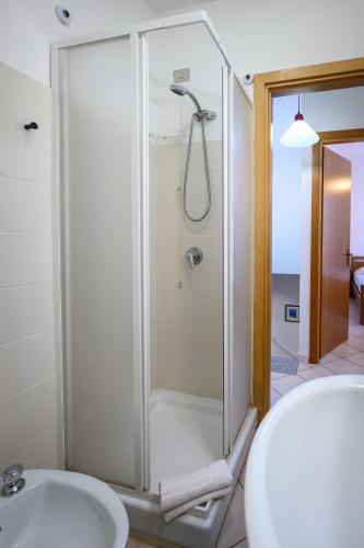 a bathroom with a shower and a sink at Residenza Grecale, con veranda, in zona residenziale tranquilla, a due passi dal paese in Stintino