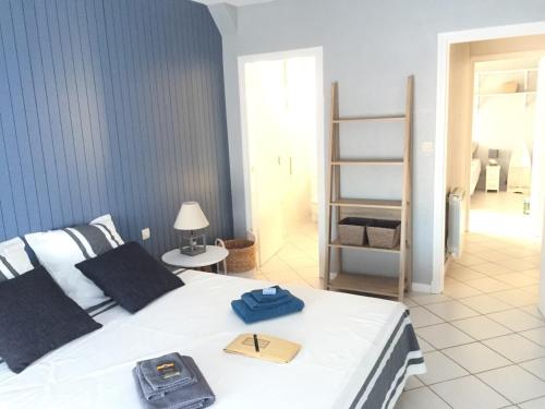 - une chambre avec un lit et un livre dans l'établissement Front de mer 100m2 Vue magnifique, balcon, jardin, garage, à Valras-Plage