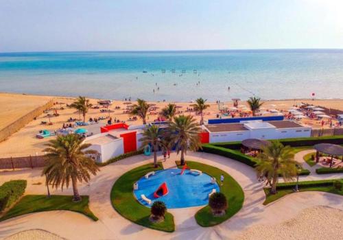 een luchtzicht op een resort en het strand bij شقة البيلسان إطلالة علي البحر - عائلات فقط in King Abdullah Economic City