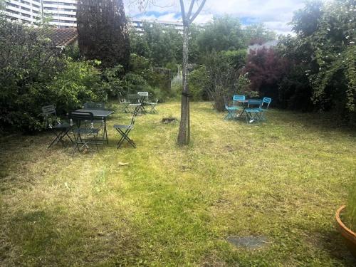 a yard with a picnic table and chairs in the grass at Douceur d'argile in Toulouse